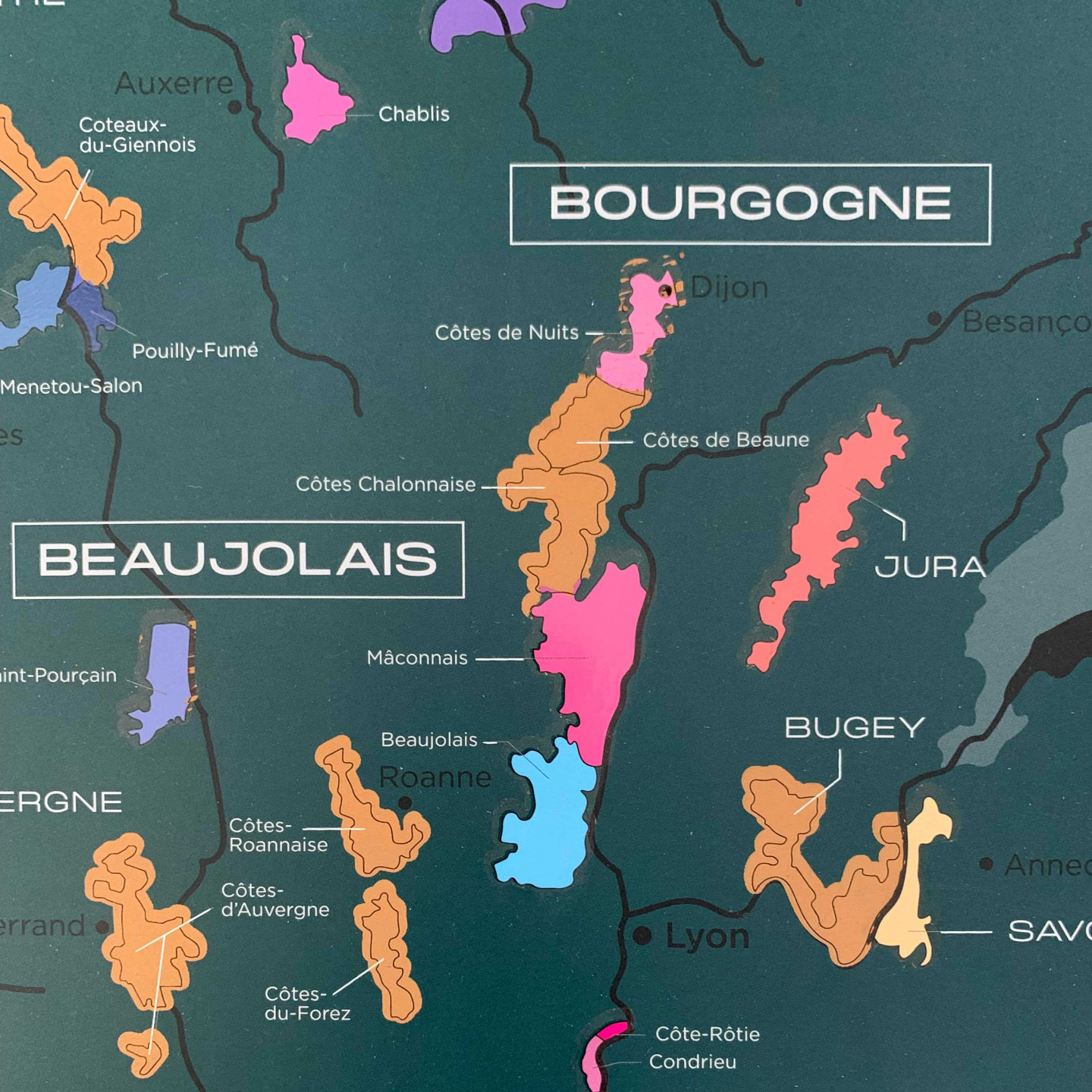Carte à gratter du 🍷, 🍷 Développez votre culture du vin avec style !  1020 Dégustations a imaginé une carte à gratter du vin en France.   By Ulule